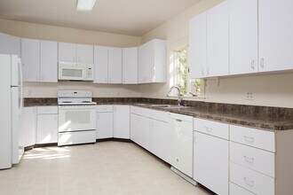 352 Thoreau St in Concord, MA - Building Photo - Building Photo