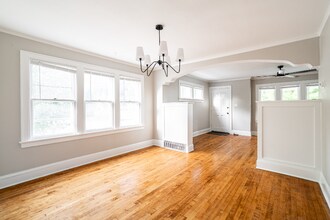 4800 N Bartlett Ave in Whitefish Bay, WI - Building Photo - Building Photo