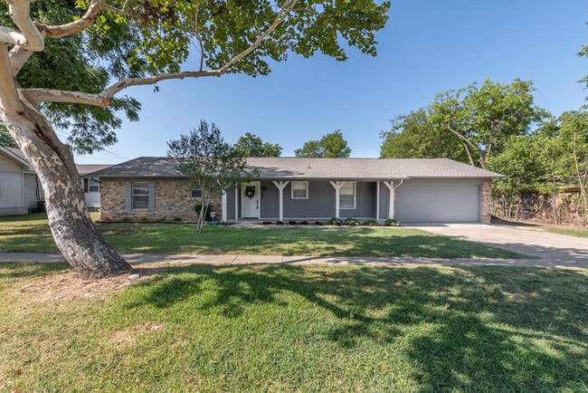 208 W. Fourth St. in Justin, TX - Building Photo - Building Photo