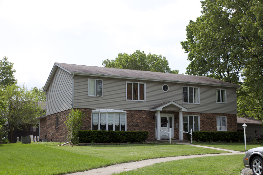 1411 Oak Ct in Schererville, IN - Building Photo