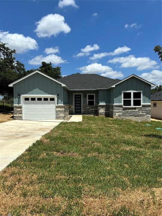 1351 Canyon Edge in Canyon Lake, TX - Foto de edificio