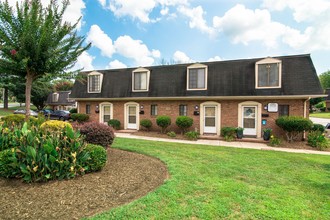 Four Seasons Town Homes in Greensboro, NC - Foto de edificio - Building Photo