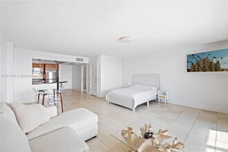 2301 Collins Ave, Unit 1229 in Miami Beach, FL - Foto de edificio - Building Photo