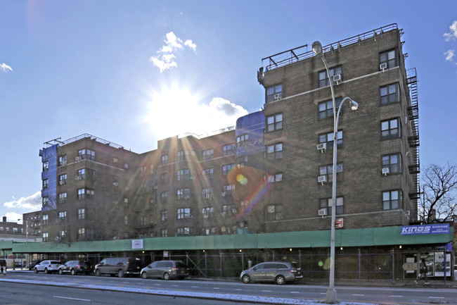 98120 Queens Blvd in Rego Park, NY - Building Photo - Building Photo