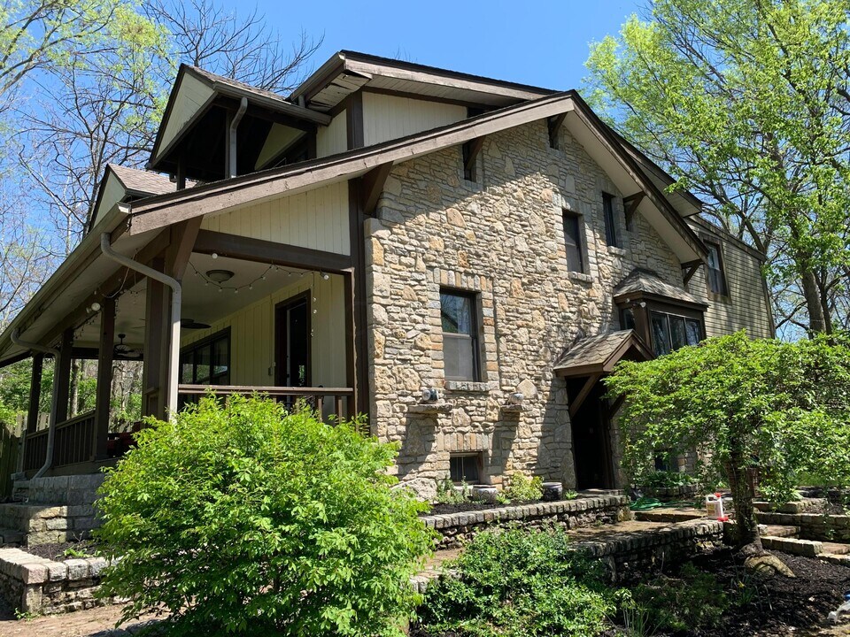 7049 Riverside Dr in Dublin, OH - Building Photo