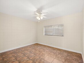 710 Iris St, Unit 104 in Lake Charles, LA - Building Photo - Building Photo