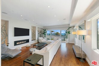 22065 Pacific Coast Hwy in Malibu, CA - Building Photo - Building Photo