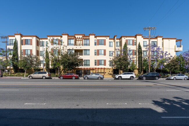 6938-6950 Laurel Canyon Blvd in Los Angeles, CA - Building Photo - Building Photo