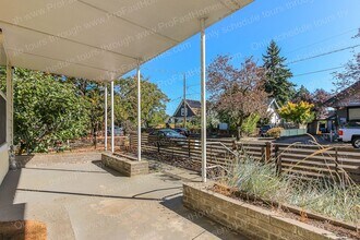 5527 SE 71st Ave in Portland, OR - Building Photo - Building Photo