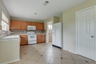 11906 Creek Peak in San Antonio, TX - Building Photo - Building Photo