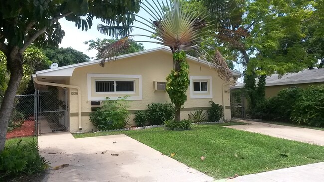 230 SW 9th St in Dania Beach, FL - Building Photo - Building Photo