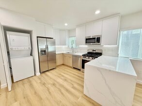 827 1/2 Manhattan Ave, Unit 827 B in Hermosa Beach, CA - Building Photo - Building Photo
