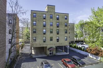 Marilyn Manor Condominium in Hackensack, NJ - Foto de edificio - Building Photo