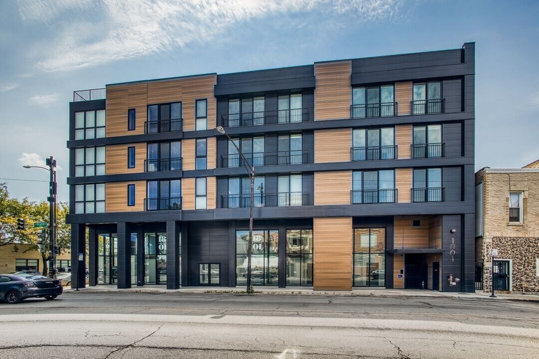 1801 W Grand Ave in Chicago, IL - Building Photo