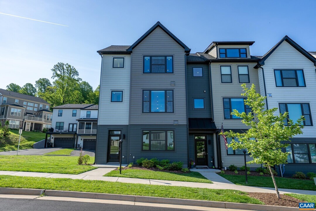 1521 Knoll Ln in Charlottesville, VA - Building Photo