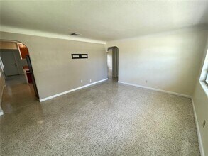 6943 Burlington Ave N in St. Petersburg, FL - Building Photo - Building Photo