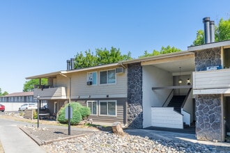 Clearwater Bay Apartments in Kennewick, WA - Foto de edificio - Building Photo