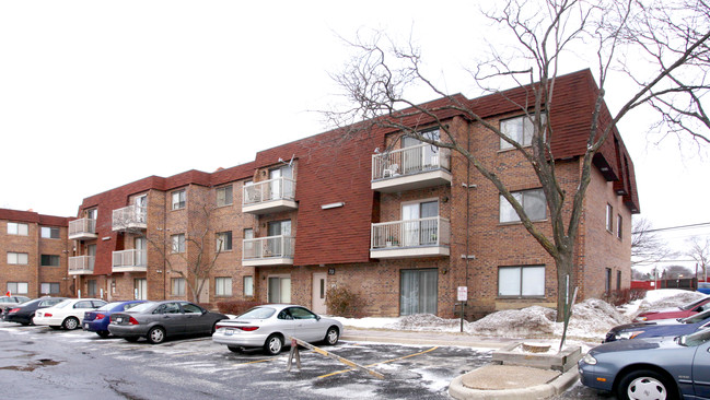 Central Village Condominiums in Mount Prospect, IL - Building Photo - Building Photo