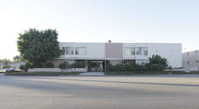 10808 Victory Blvd in North Hollywood, CA - Foto de edificio - Building Photo