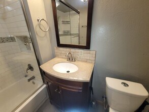 1001 Lozier Ln in Medford, OR - Building Photo - Building Photo