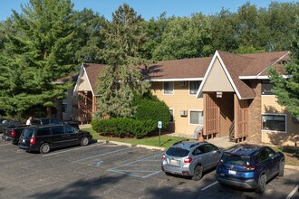 Rolling Pines Apartments in Richland, MI - Foto de edificio - Building Photo