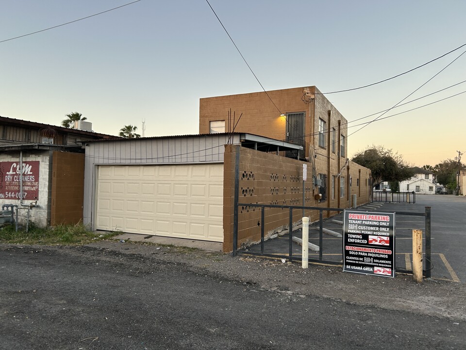 938 E Adams St, Unit Rear-Downstairs in Brownsville, TX - Foto de edificio