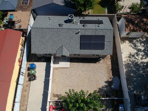 7022 Crebs Ave in Reseda, CA - Foto de edificio - Building Photo