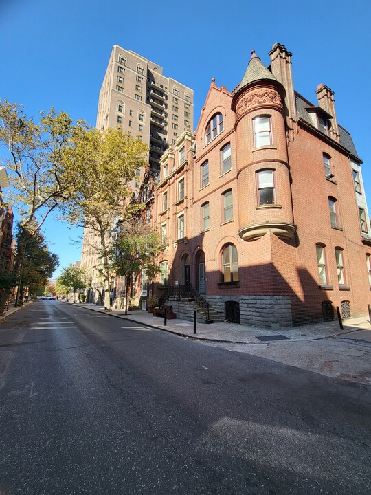 2013 Locust St, Unit 1 in Philadelphia, PA - Building Photo