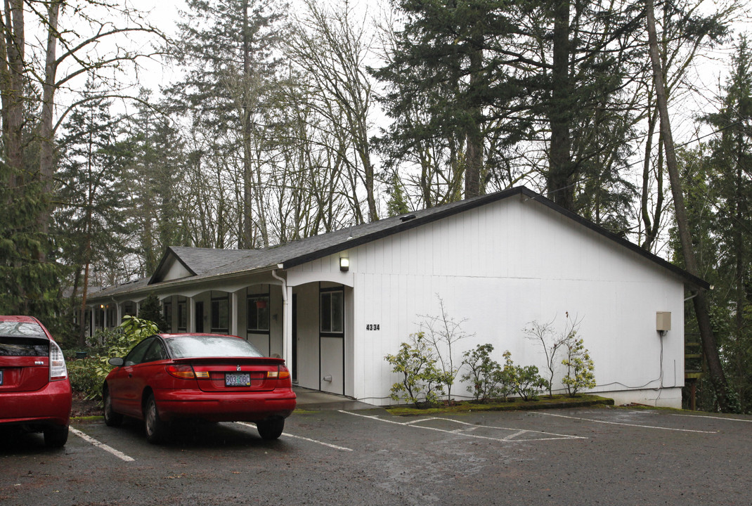 Colonial Manor in Portland, OR - Building Photo