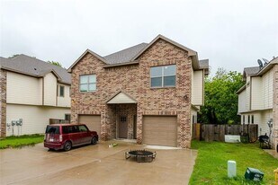 206 Pecan Hollow St in Ennis, TX - Building Photo