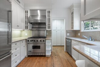 Camden Drive in Beverly Hills, CA - Building Photo - Interior Photo