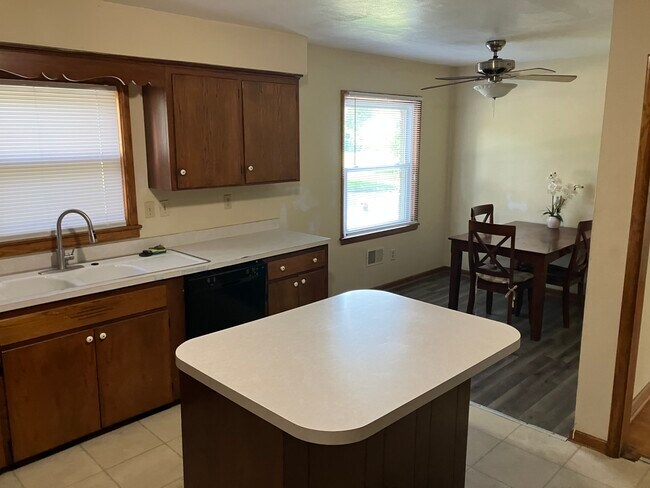 100 N 80th St, Unit Lower in Milwaukee, WI - Building Photo - Building Photo