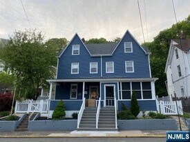 454 Undercliff Ave, Unit 456 in Edgewater, NJ - Building Photo