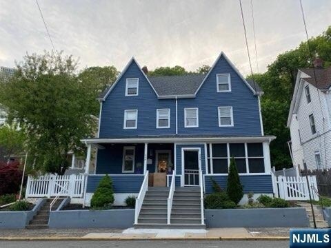 454 Undercliff Ave, Unit 456 in Edgewater, NJ - Building Photo
