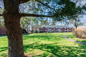 Brookdale Gardens Condo in Bloomfield, NJ - Foto de edificio - Building Photo