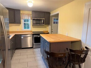 25 Rockland Rd in Scituate, RI - Foto de edificio - Building Photo