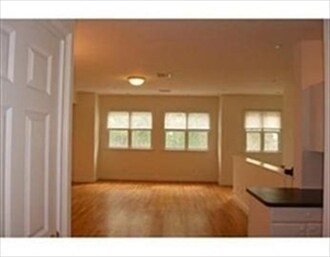 240 E 8th St, Unit 3 in Boston, MA - Building Photo - Building Photo