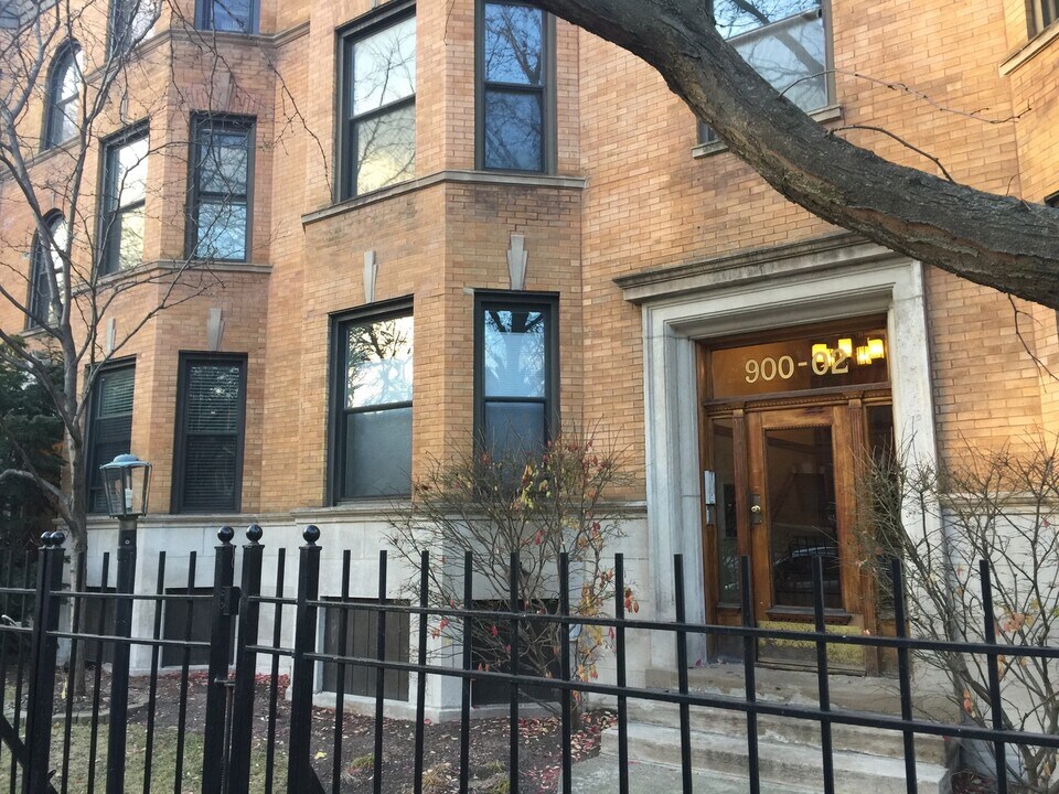 902 W Grace St in Chicago, IL - Building Photo