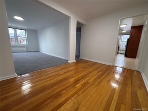 50 S Middle Neck Rd in Great Neck, NY - Building Photo - Building Photo