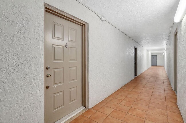 711 N Pine Island Rd, Unit 210 in Plantation, FL - Building Photo - Building Photo