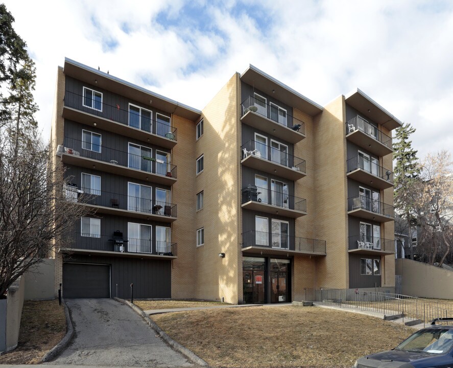 Cameron Manor in Calgary, AB - Building Photo