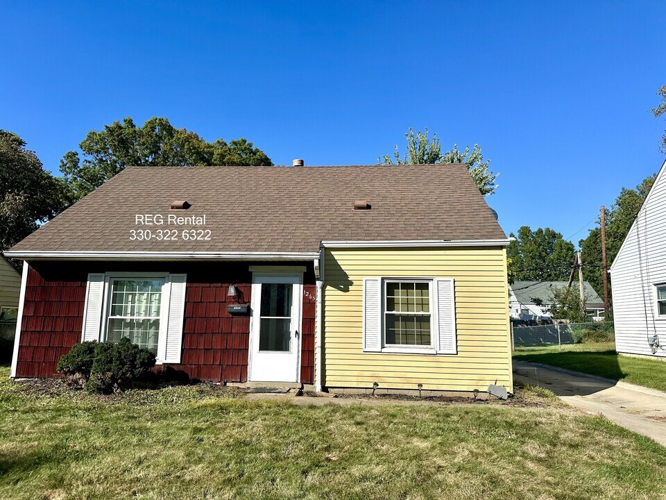 1265 Anderson Rd in Cuyahoga Falls, OH - Building Photo