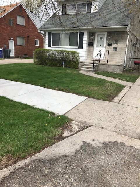 20319 Moross Rd, Unit Upper Flat in Detroit, MI - Building Photo