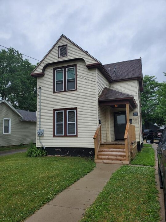 1034 3rd St in Beloit, WI - Foto de edificio