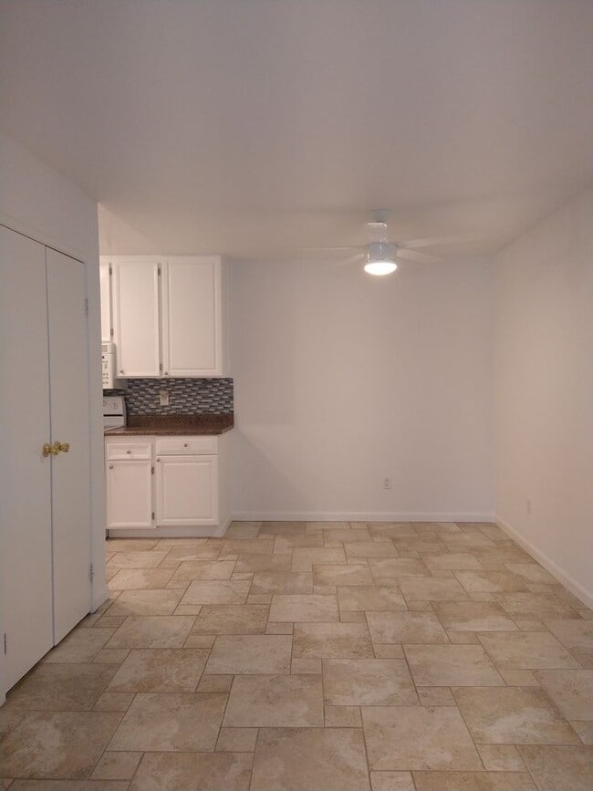 701 Los Felices Cir E in Palm Springs, CA - Building Photo - Building Photo