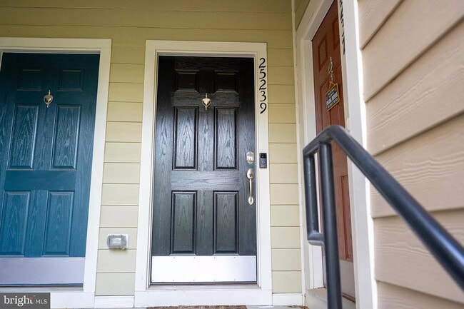 25239 Laureldale Ter in Chantilly, VA - Building Photo - Building Photo