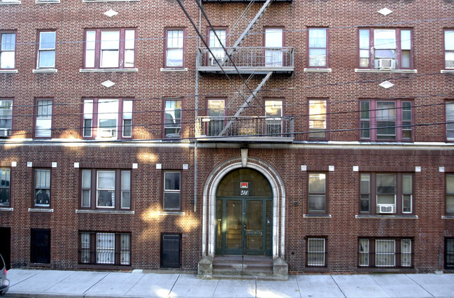 246 Summit Avenue in Jersey City, NJ - Building Photo - Building Photo