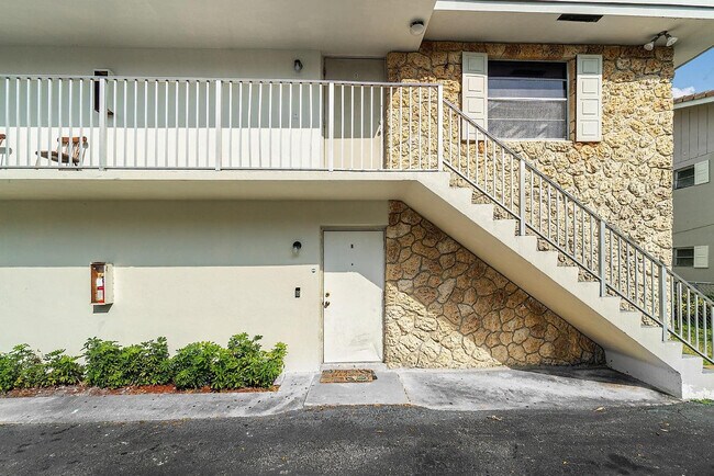 4341 Riverside Dr in Coral Springs, FL - Building Photo - Building Photo
