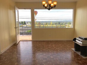 12815 NE Fremont St, Unit 1 in Portland, OR - Building Photo - Building Photo