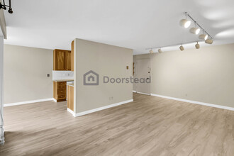 7021 Sand Point Way NE, Unit B213 in Seattle, WA - Foto de edificio - Building Photo